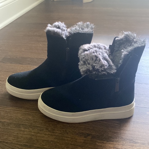 J Slides faux fur Booties Black in color in a size 6 - Picture 2 of 4